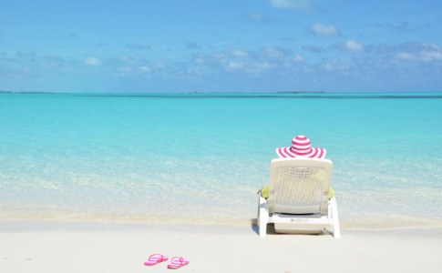 Frau liegt am Strand