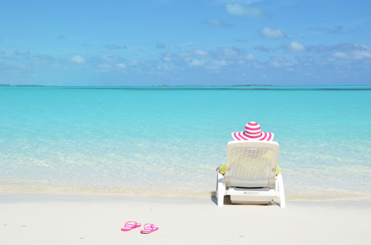 Frau liegt am Strand