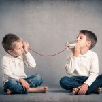 2 Kinder sitzen auf dem Boden