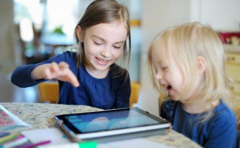 Zwei Kinder mit Tablet