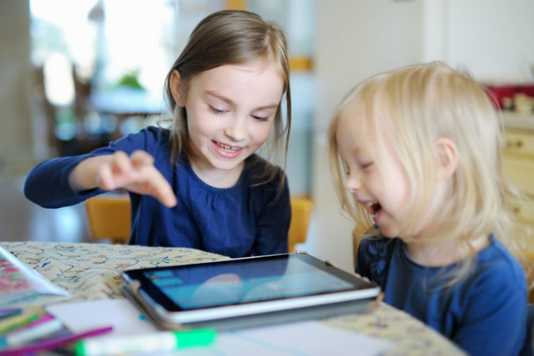 Zwei Kinder mit Tablet