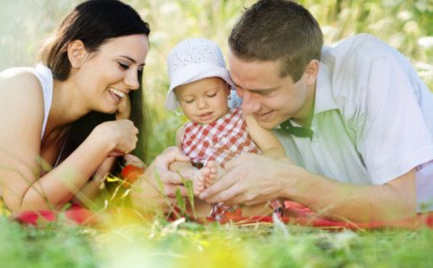 Familie auf einer Wiese