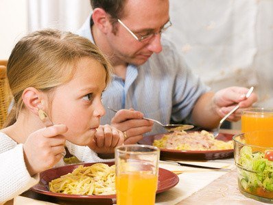 Mindestens eine Mahlzeit am Tag sollte gemeinsam zu sich genommen werden.