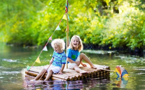Floßfahren als Aktivität mit Kindern draußen