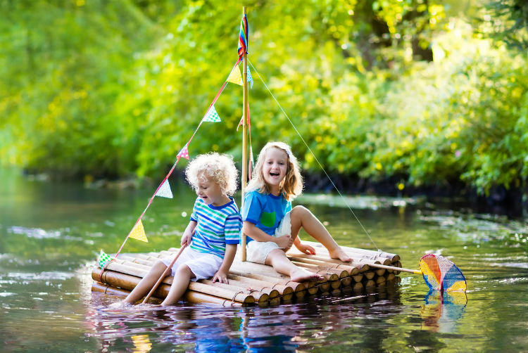 Floßfahren als Aktivität mit Kindern draußen