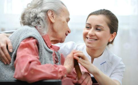 Altenpflege - alte Frau mit junger Pflegekraft