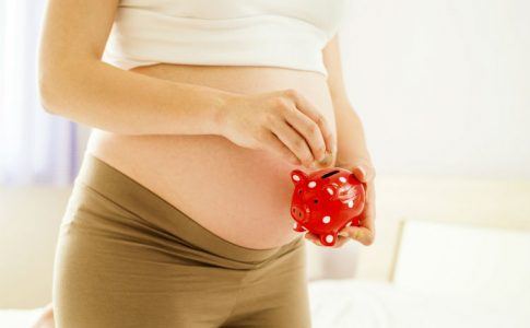 Schwangere Frau und Geld