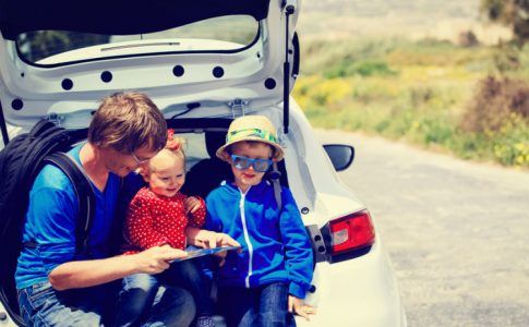 Vater mit Kindern auf Autoreise