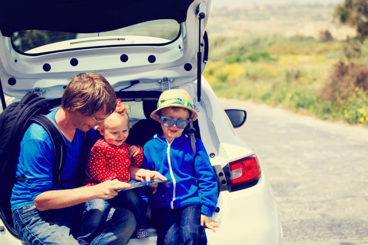 Vater mit Kindern auf Autoreise