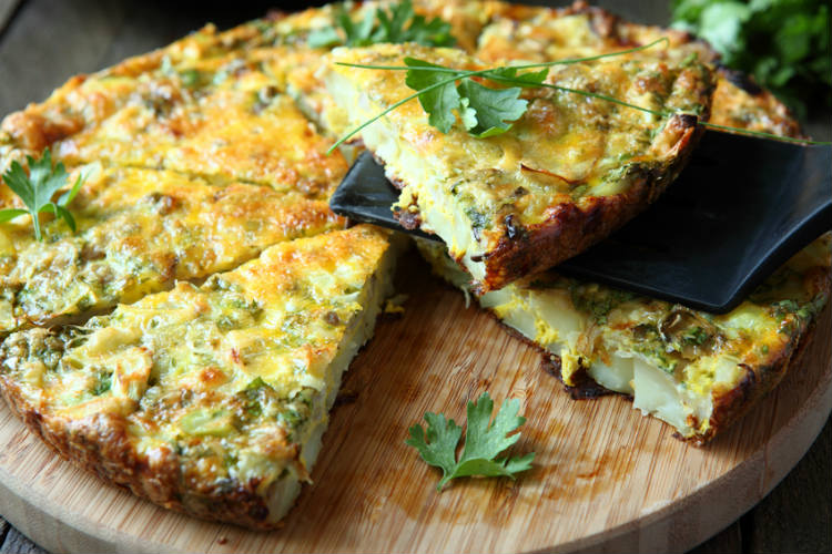 Das schmeckt auch den Kleinen: Avocadofrittata mit Bacon und Paprika