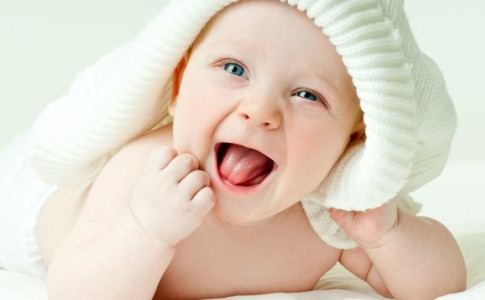 Im 5. Monat der Baby-Entwicklung nimmt Ihr Kind vieles in den Mund auf