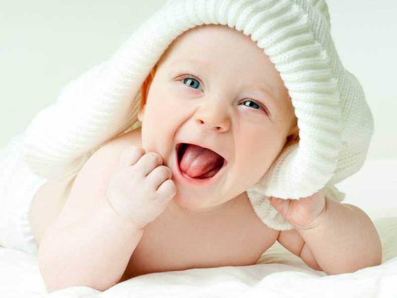 Im 5. Monat der Baby-Entwicklung nimmt Ihr Kind vieles in den Mund auf