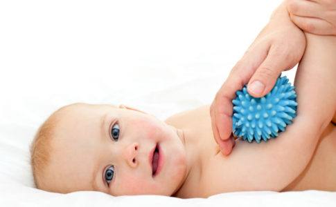 Baby Massage mit einem weichem Massageball