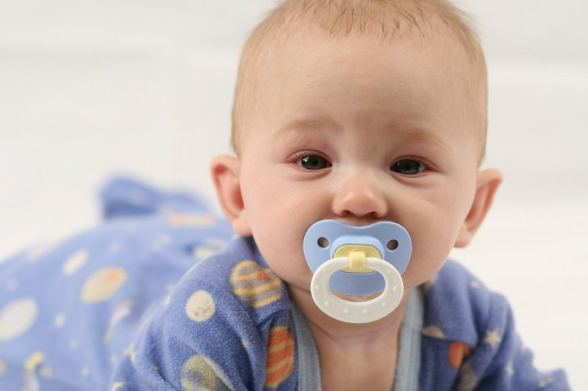 Baby mit Schnuller