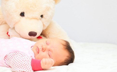 Baby mit Teddy