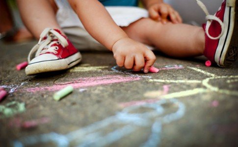 Kind in Babykrippe