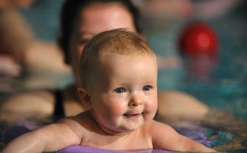 Babyschwimmen: Wassergymnastik für Säuglinge