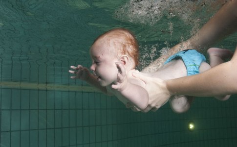 Schwimmen mit dem Baby