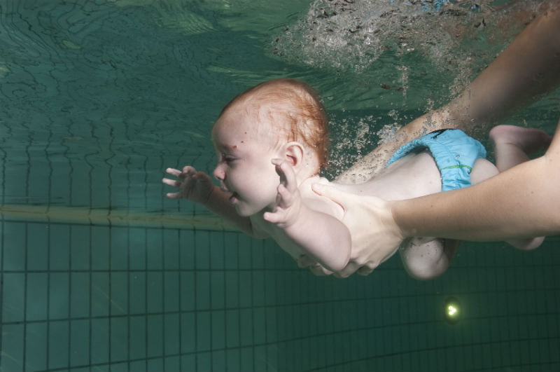 Schwimmen mit dem Baby