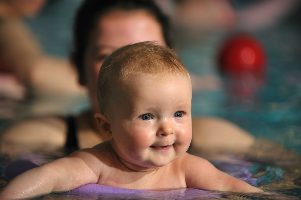 Babyschwimmen Wassergymnastik mit Säuglingen