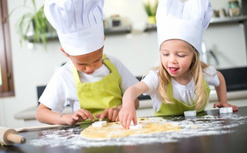 Kinder backen Kekse