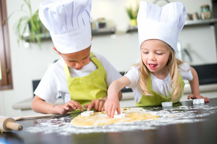 Kinder backen Kekse