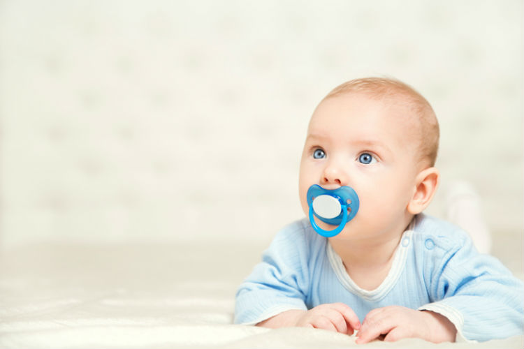 Ein Baby mit Schnuller