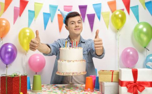 Teenager freut sich ueber Geburtstagsgeschenke