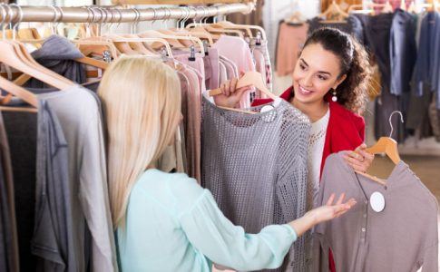 Zwei Frauen beim Einkaufen von Kleidung