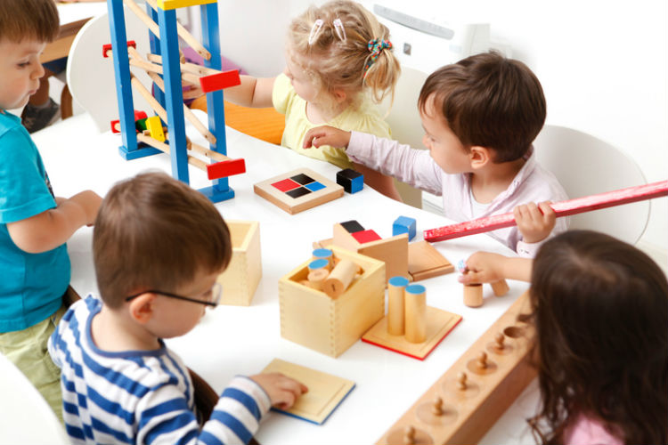 Kinder mit Lernspielzeugen