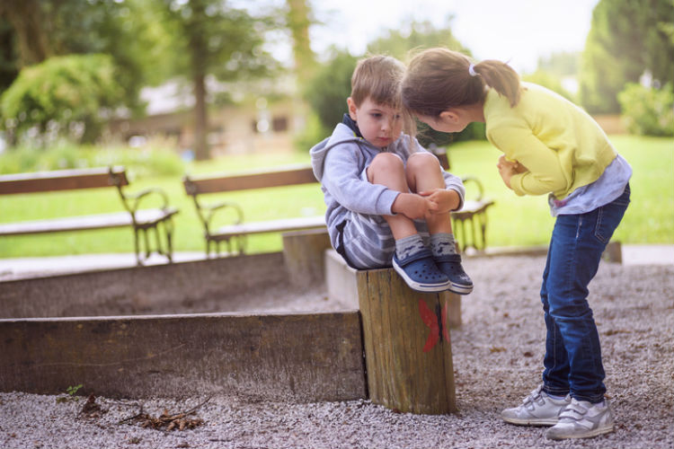 Mädchen, das einen kleinen jungen tröstet