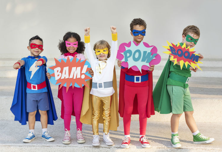 Kinder als Superhelden verkleidet