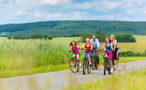 Familie, die eine Fahrradtour mit drei Kindern macht
