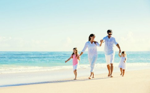 Familie geht am Strand spazieren