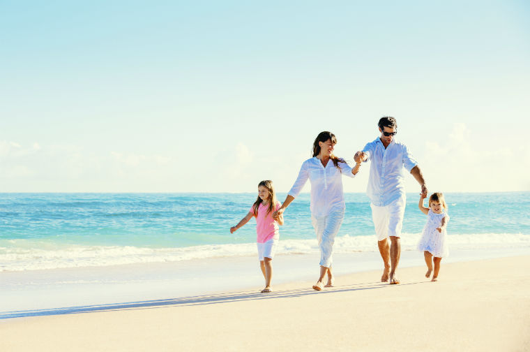 Familie geht am Strand spazieren