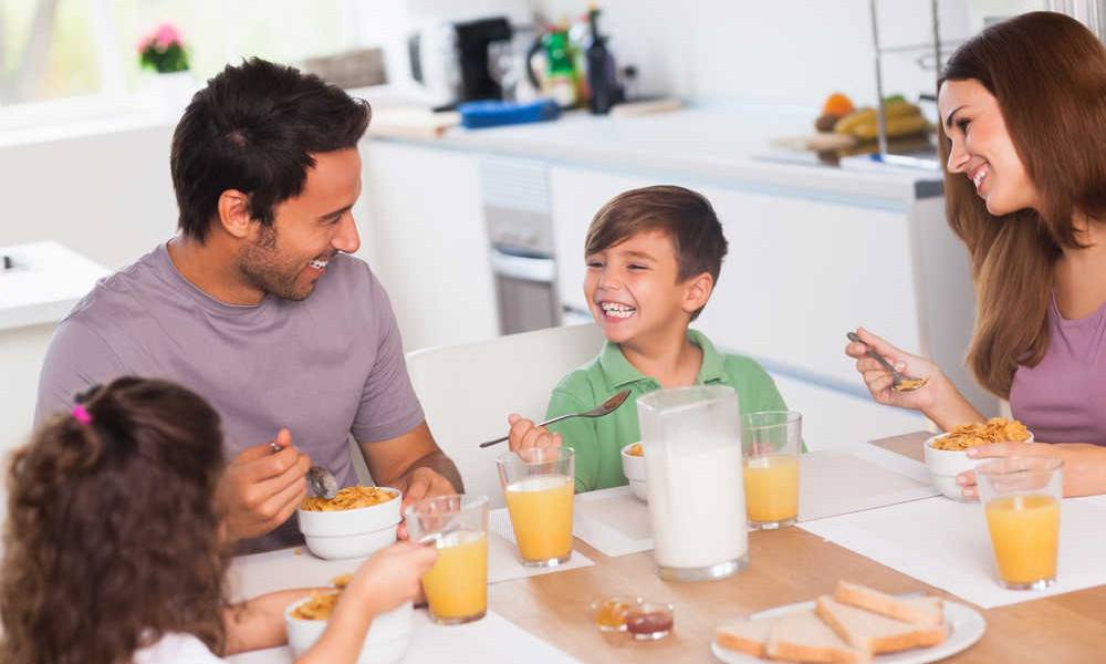 Familie am Frühstückstisch