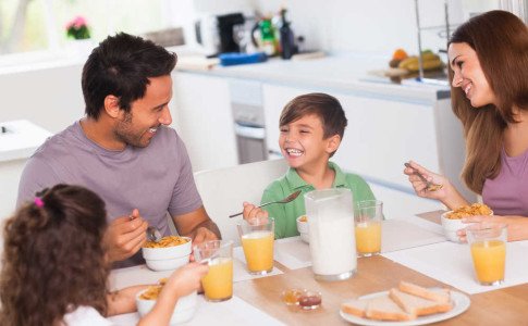 Familie am Frühstückstisch