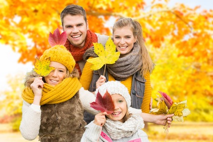 Familie im Herbstlaub