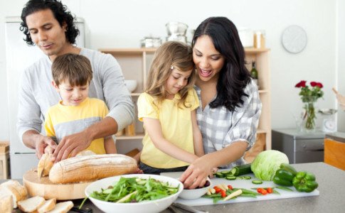 Familie kocht gemeinsam