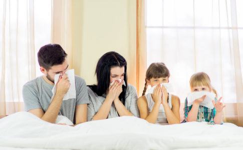 Familie, die allergisch gegen Hausstaub ist
