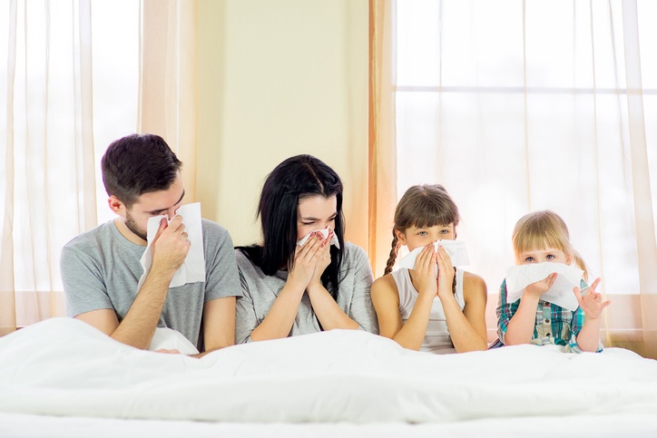 Familie, die allergisch gegen Hausstaub ist