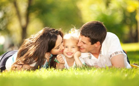 Junge Familie liegt im Park