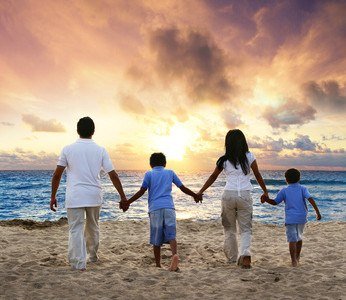 Familie mit zwei Kindern am Strand