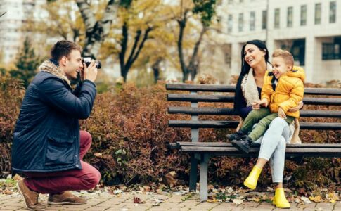 Mann fotografiert Frau und Kind
