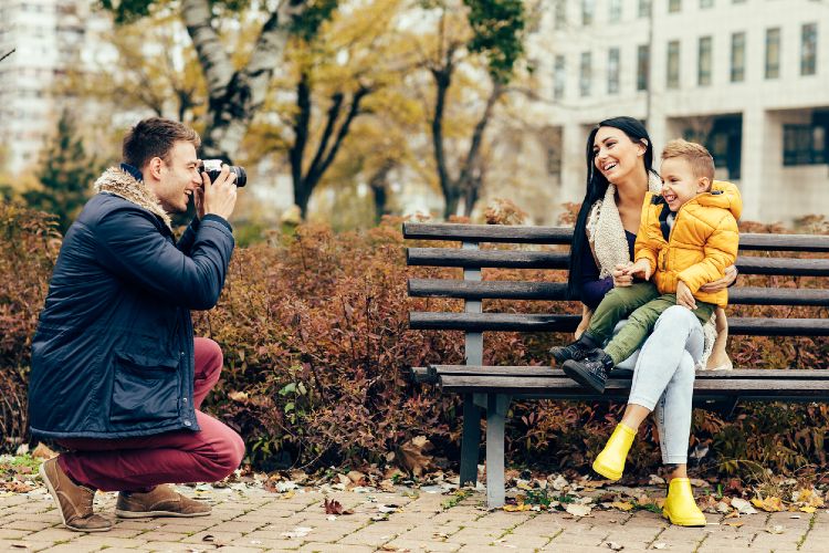Mann fotografiert Frau und Kind