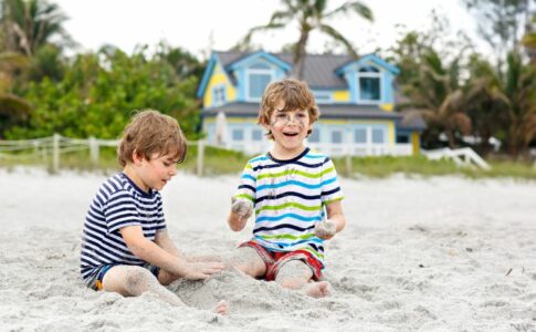 zwei Kinder im Sandkasten