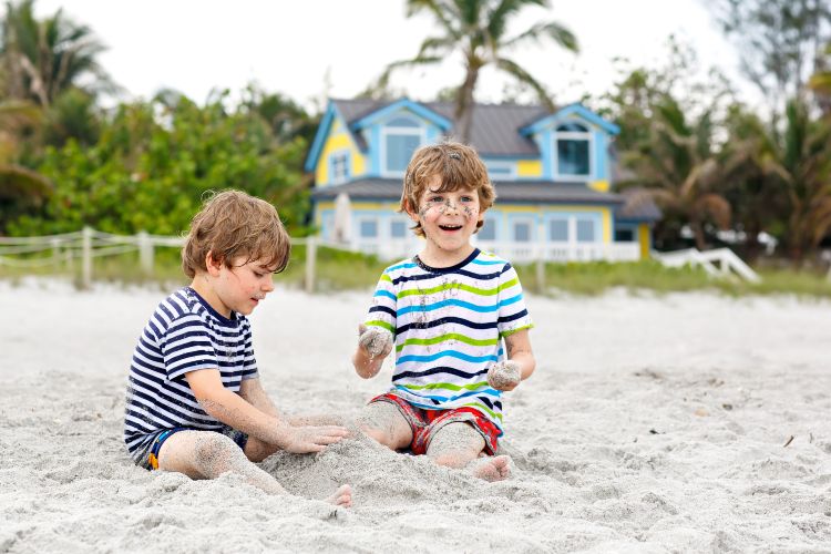 zwei Kinder im Sandkasten