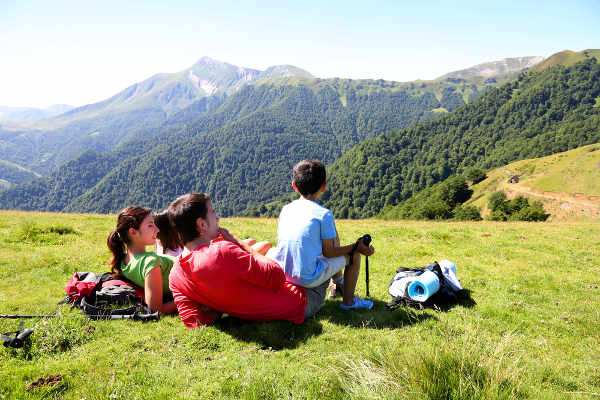 Familie entspannt auf dem Berg