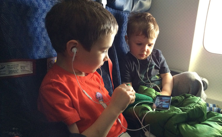 Kinder im Flugzeug