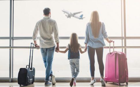 Familie wartet am Flughafen